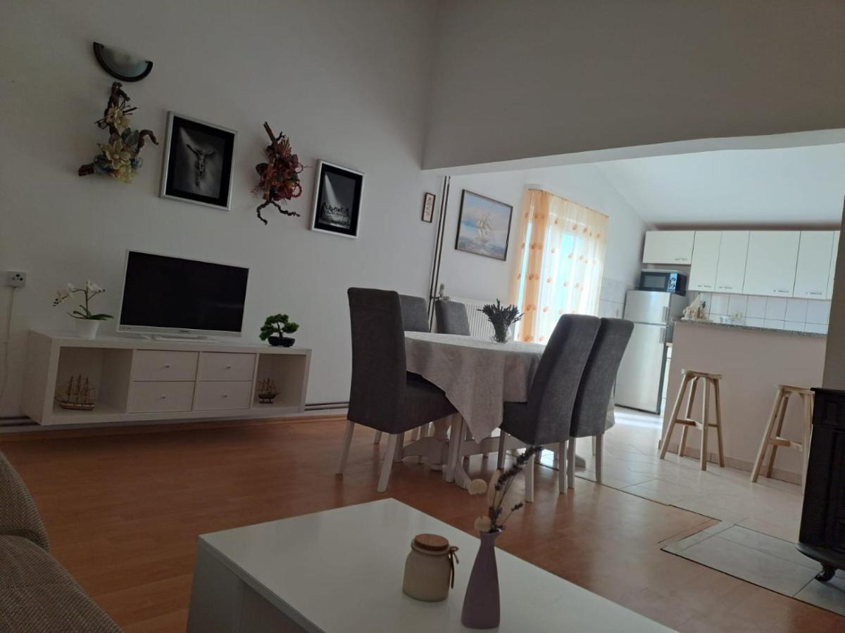 Apartment Ema Posedarje